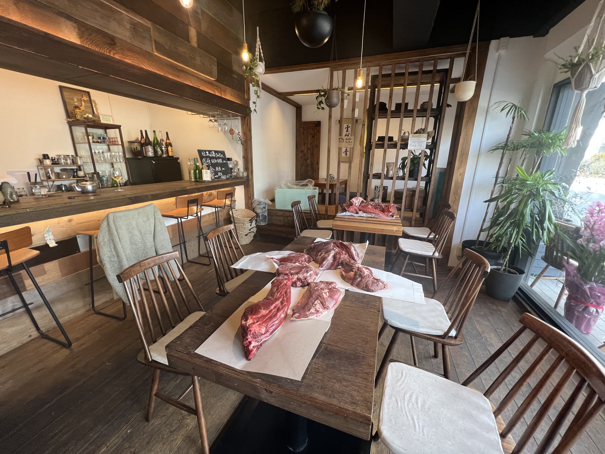 鹿肉を運んで食べる